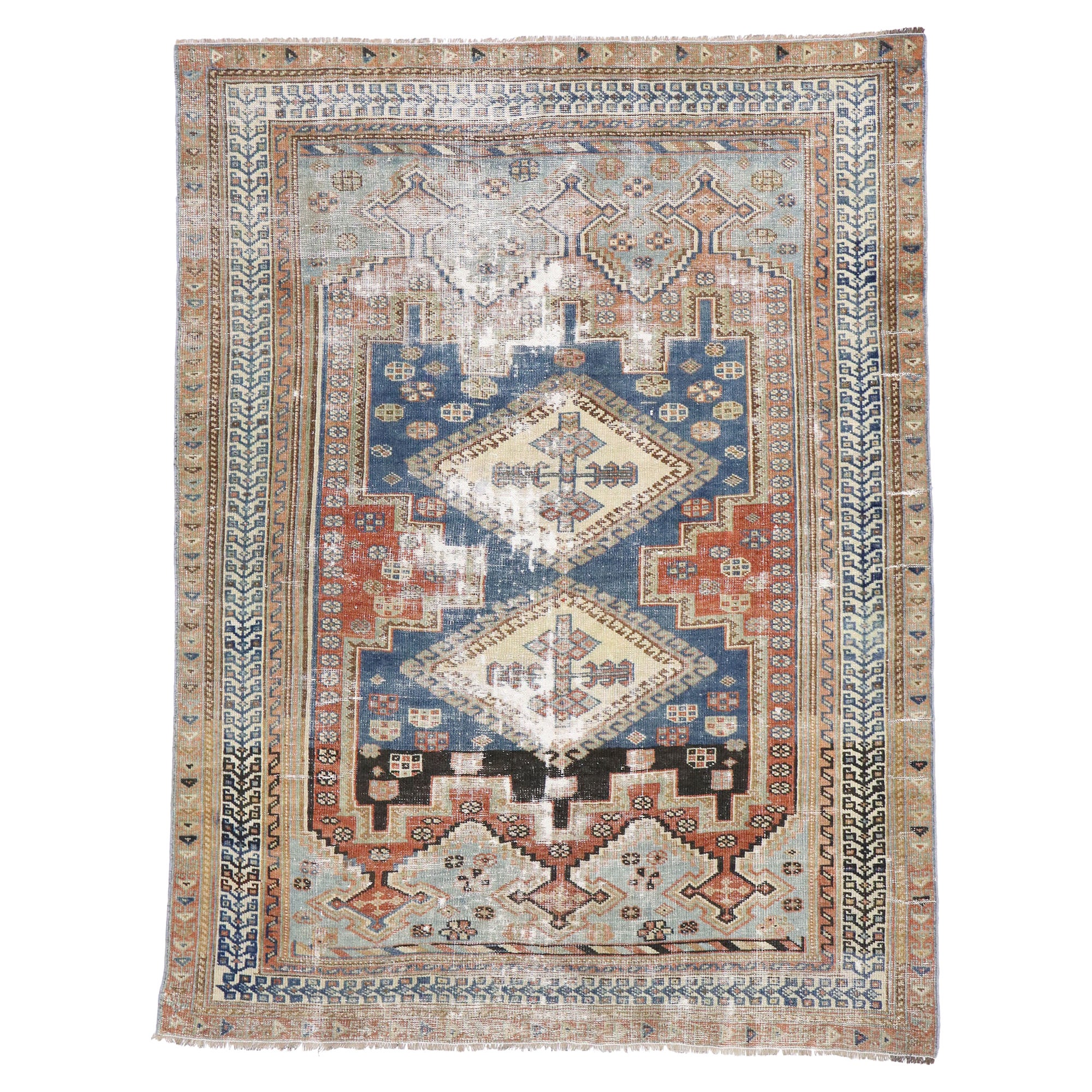 Tapis persan Shiraz ancien vieilli de style tribal rustique et moderne