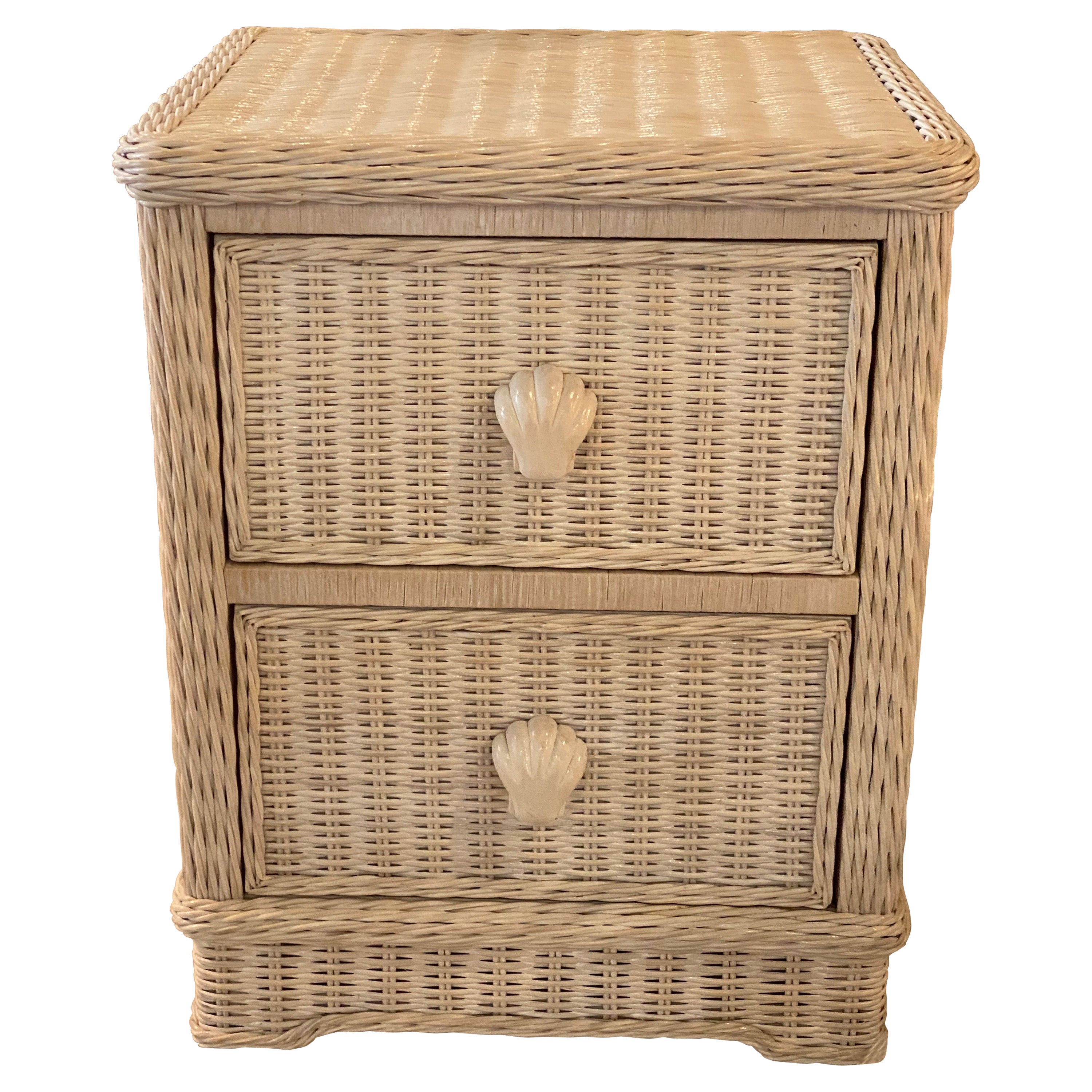 Commode de nuit vintage Palm Beach en osier avec 2 tiroirs et poignées en forme de coquillages en vente