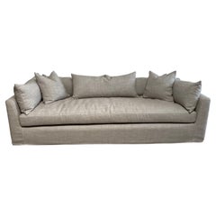 Sofa mit Leinenüberzug und Daunenkissen 