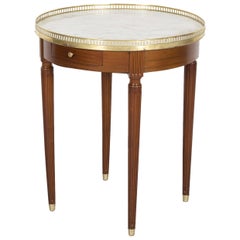Antiker französischer Mahagoni-Bouillotte-Beistelltisch im Louis-XVI-Stil mit Marmorplatte