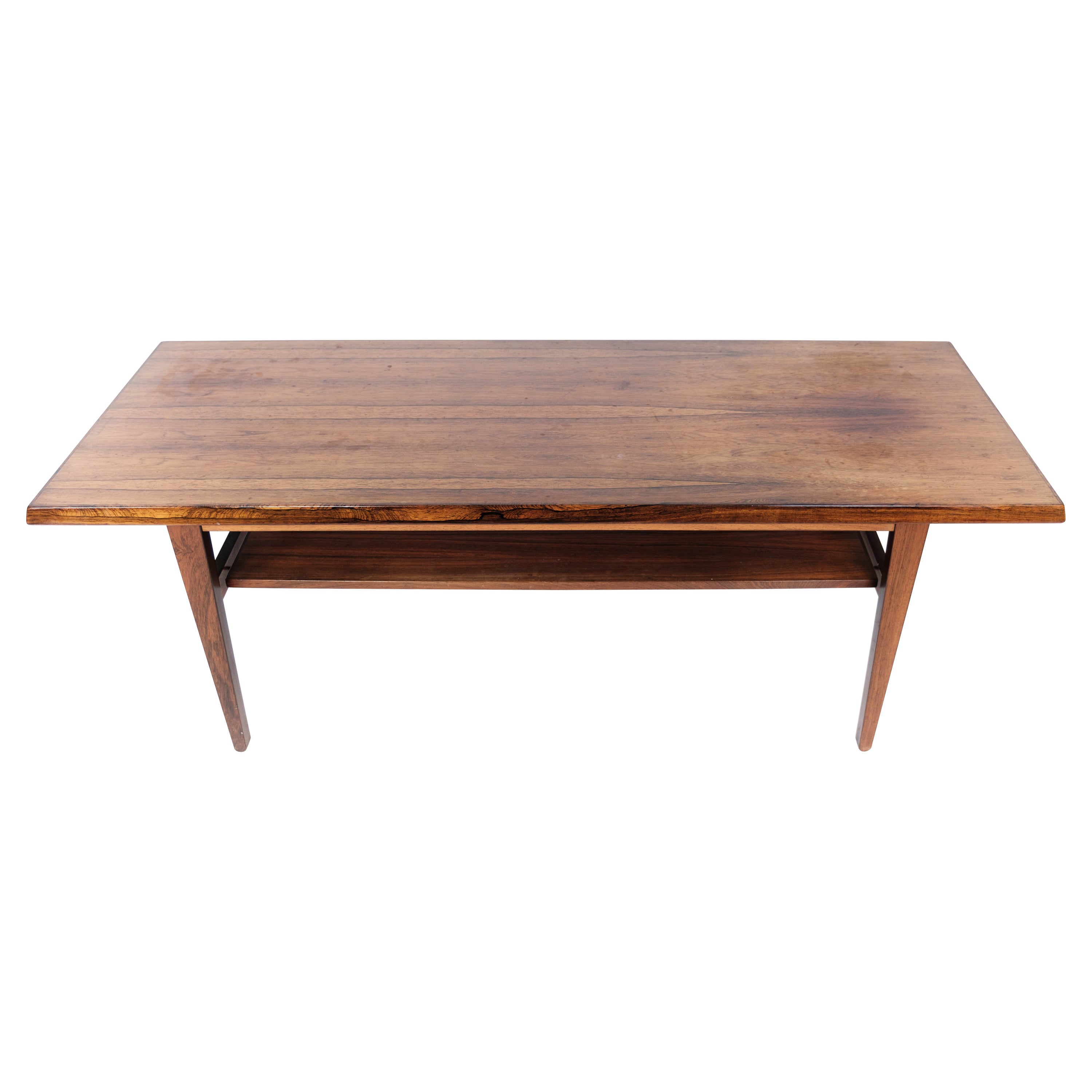 Table basse fabriquée en bois de rose avec étagère des années 1960