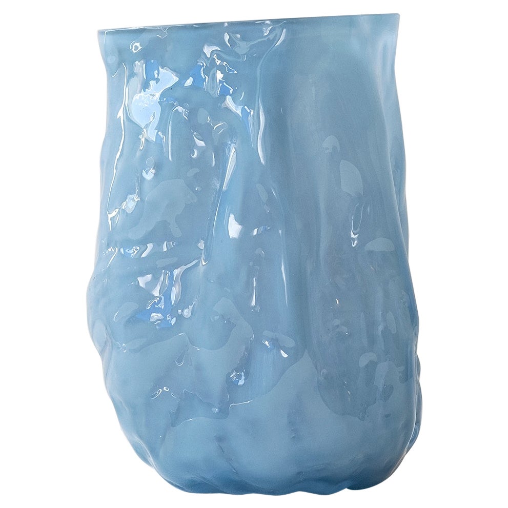 Vase contemporain en verre bleu ridé soufflé à la bouche par Erik Olovsson