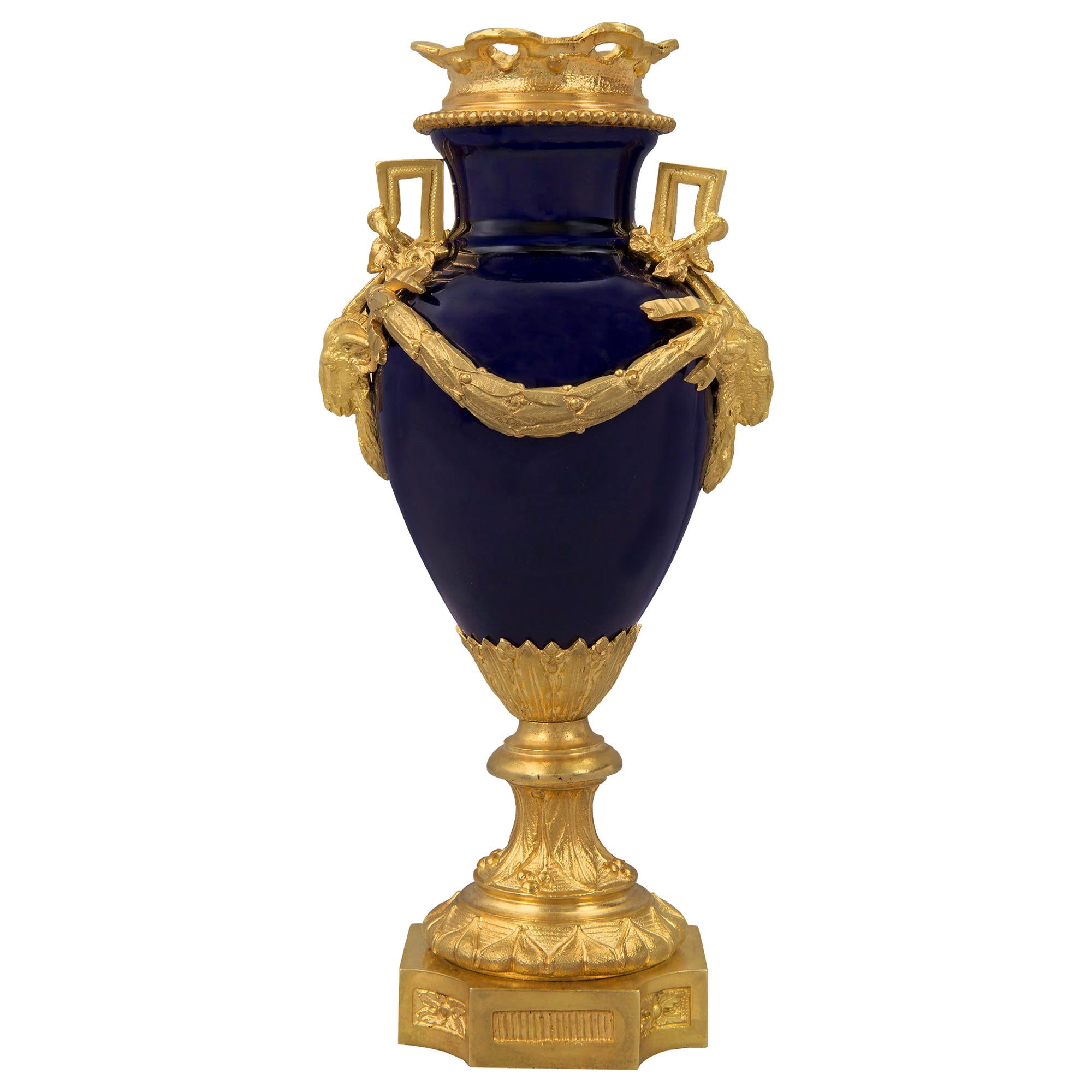 Vase de style Louis XVI du 19ème siècle en porcelaine bleu cobalt et bronze doré en vente