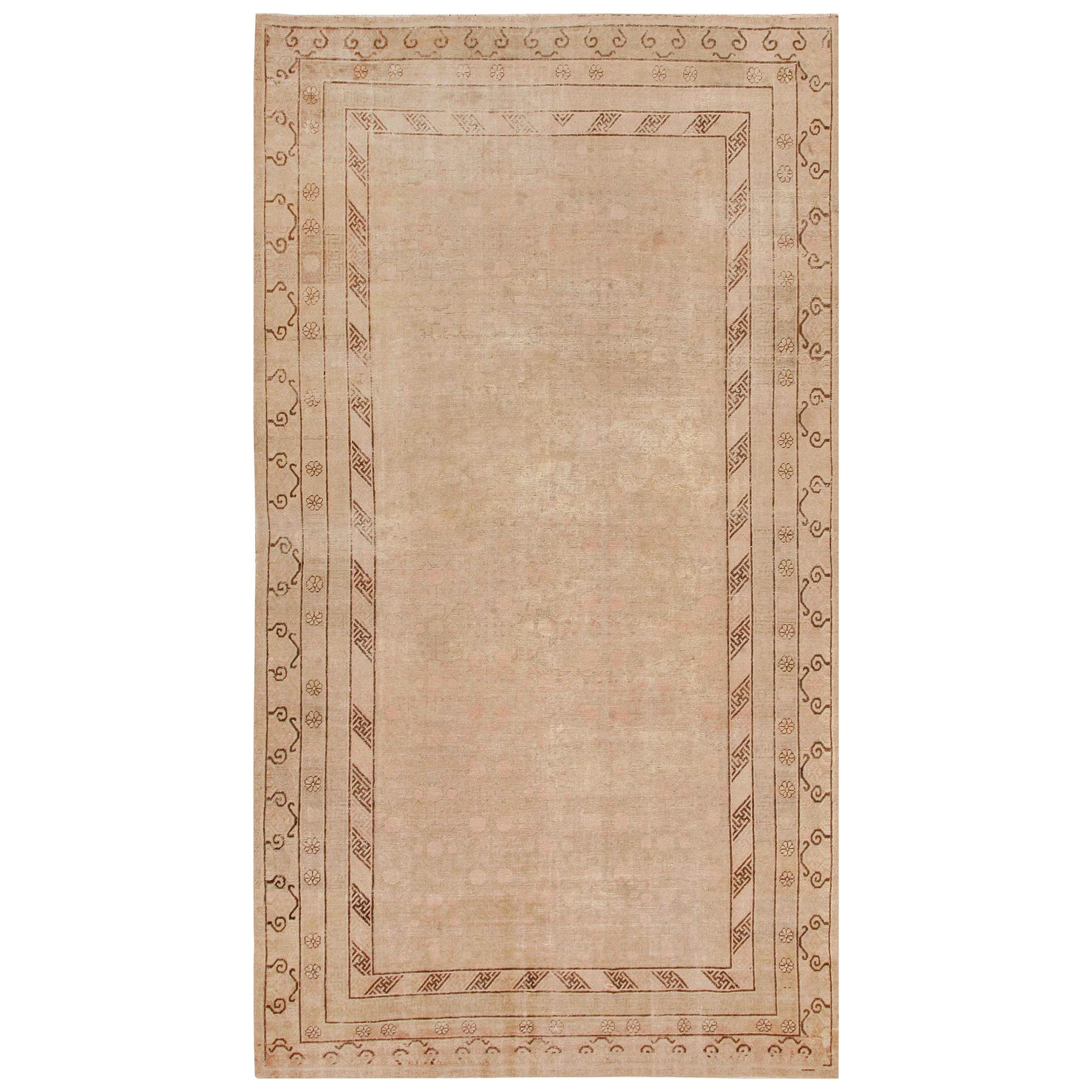 Dekorativer antiker Khotan-Teppich. Größe: 8 Fuß x 16 Fuß im Angebot