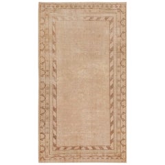 Dekorativer antiker Khotan-Teppich. Größe: 8 Fuß x 16 Fuß