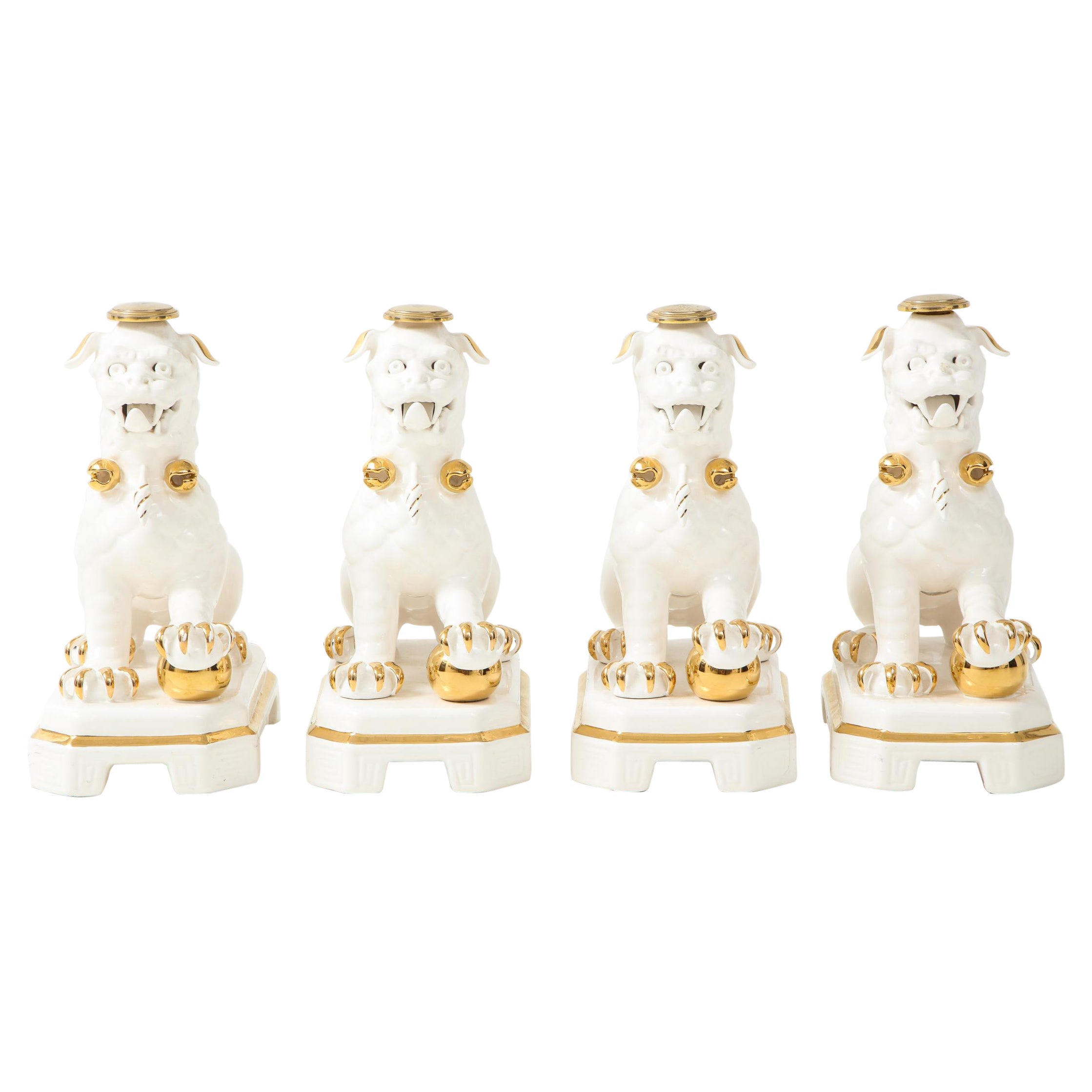 Ensemble de quatre chiens Foo en porcelaine blanche et or en vente
