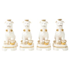 Ensemble de quatre chiens Foo en porcelaine blanche et or
