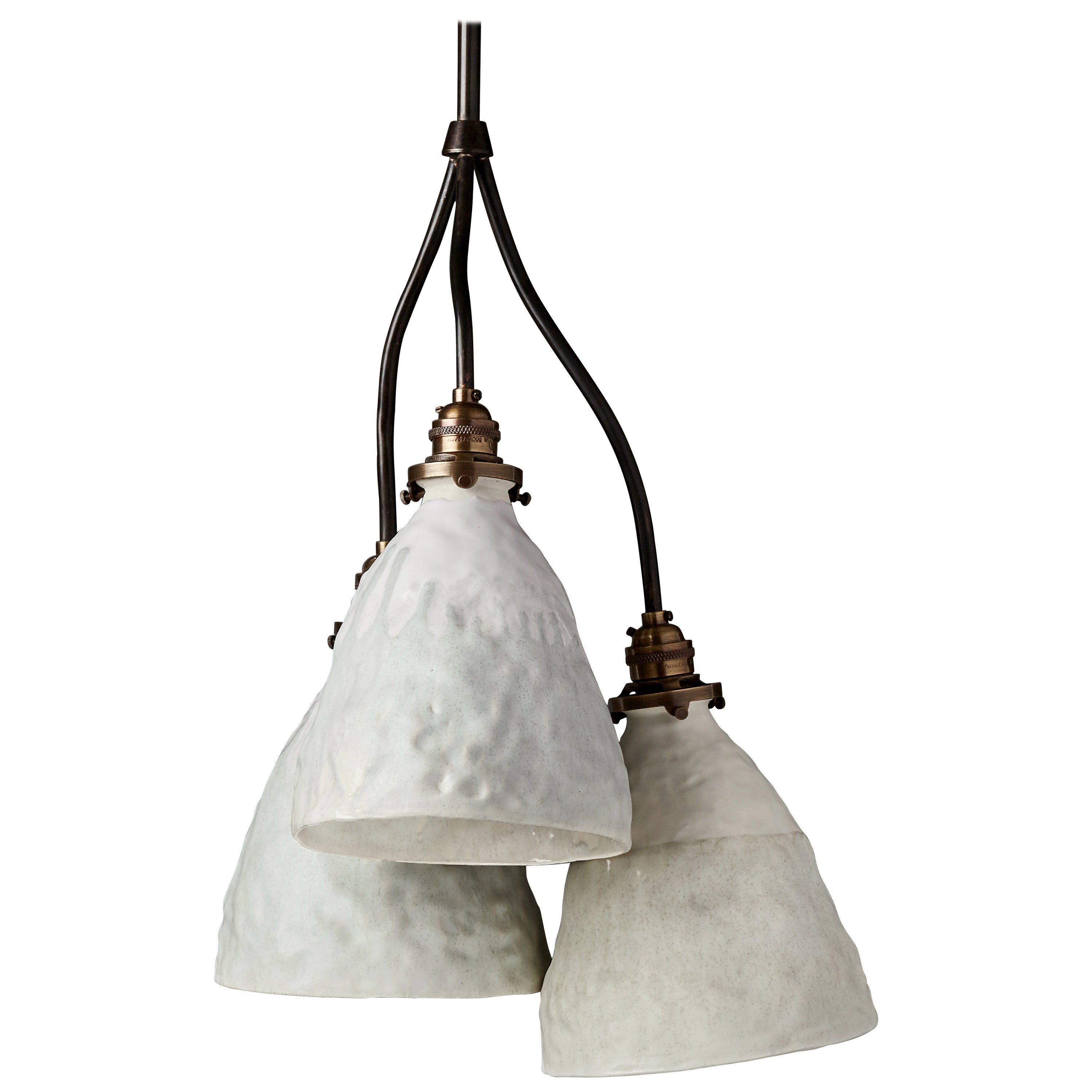 Lampe à suspension à trois abat-jour en porcelaine texturée organique et moderne, fabriquée à la main en vente