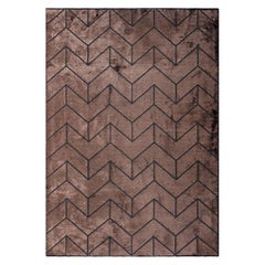 Geometrischer, schwerer, plissierter Chevron-Teppich in Braun und Holzkohle, auf Lager