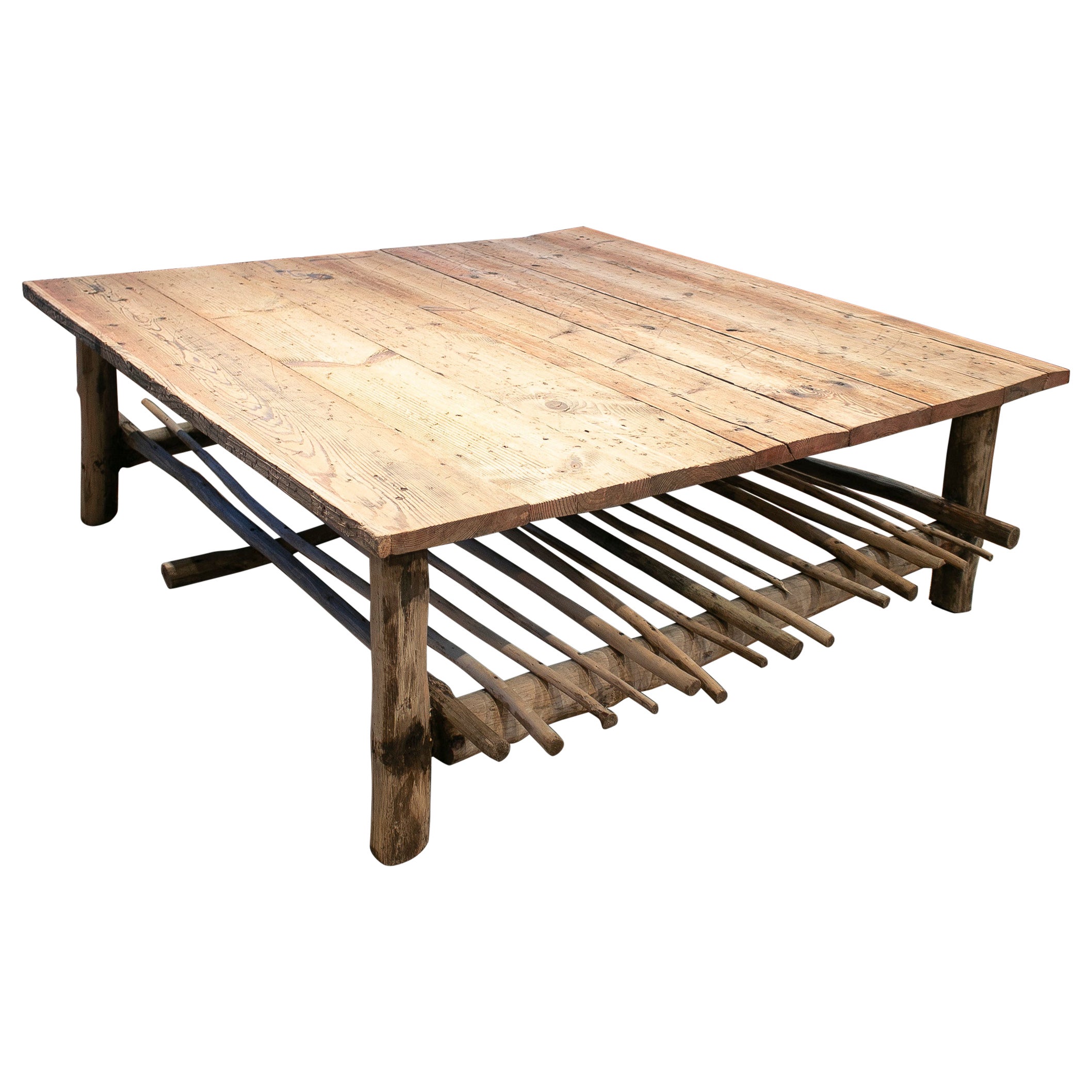 Table basse espagnole en bois faite à la main des années 1980 en vente