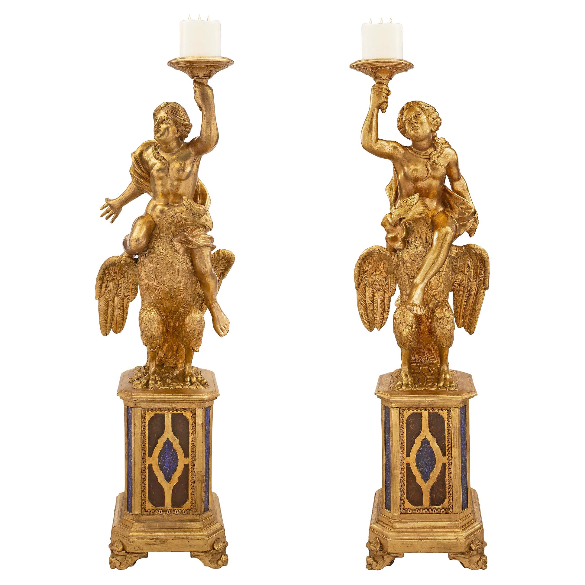 Paire de torchères baroques italiennes du 18ème siècle en bois doré et faussement peintes en vente