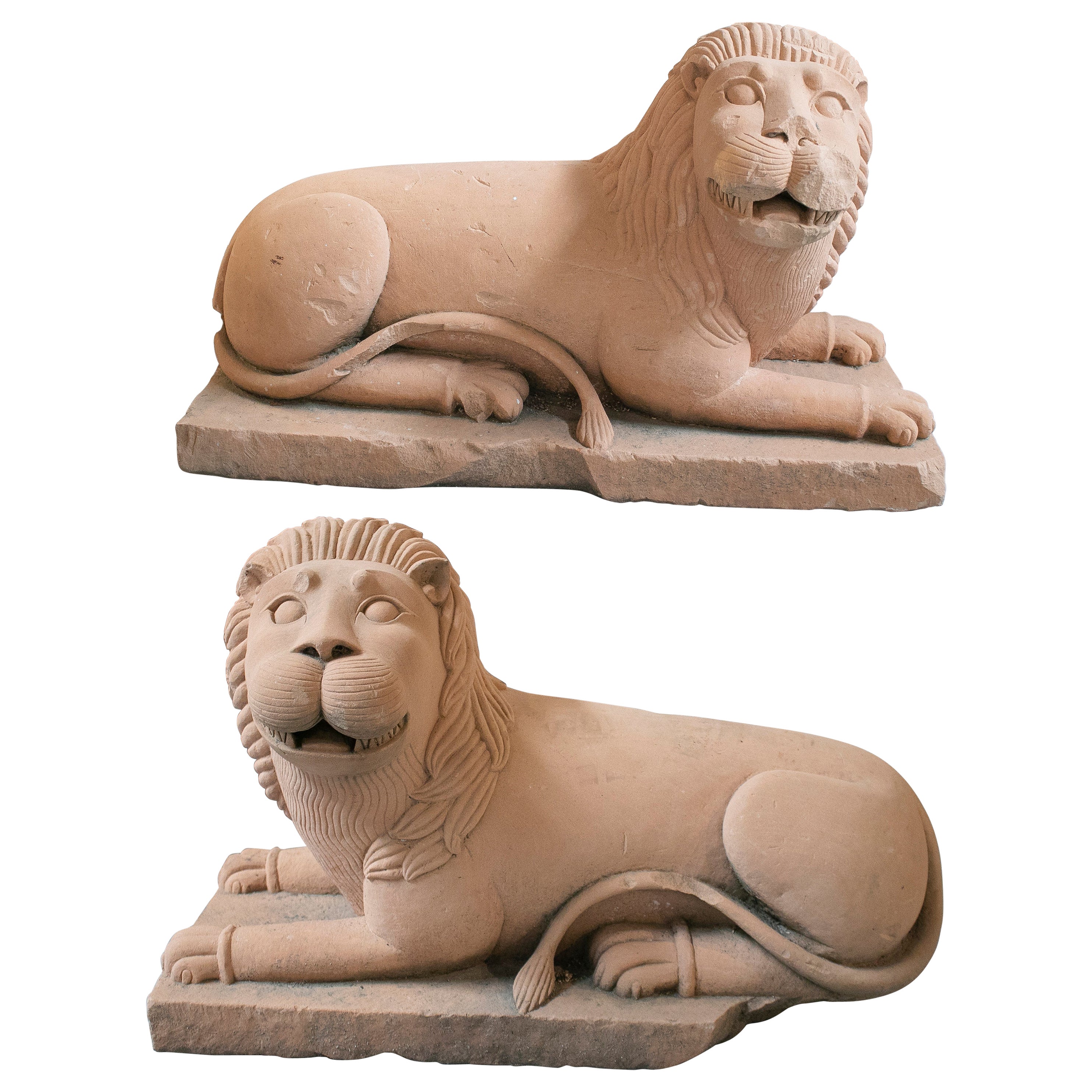 Paire de lions de garde de porte en grès sculpté à la main des années 1950 en vente