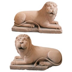 Paire de lions de garde de porte en grès sculpté à la main des années 1950