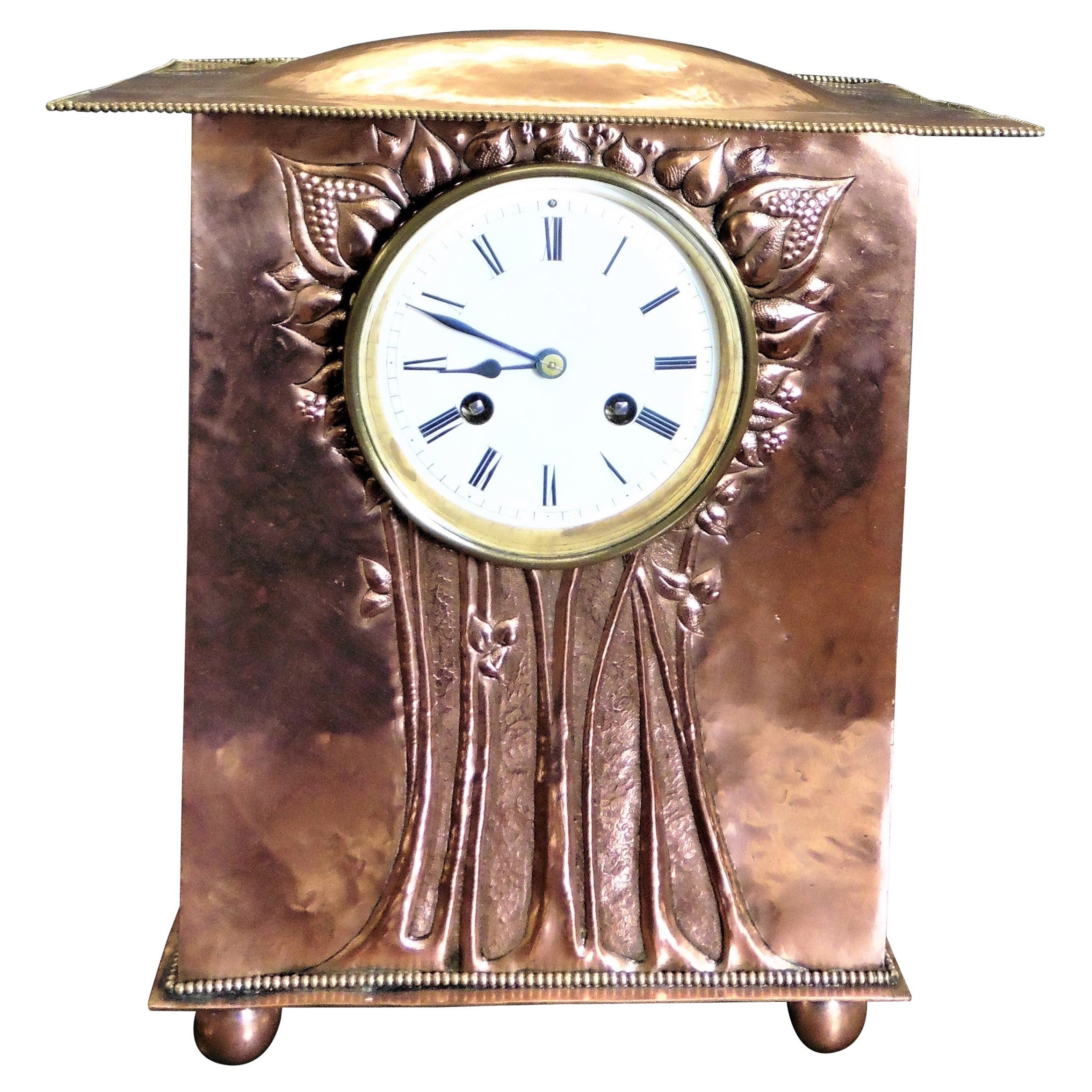 Horloge de cheminée française Arts & Crafts en cuivre