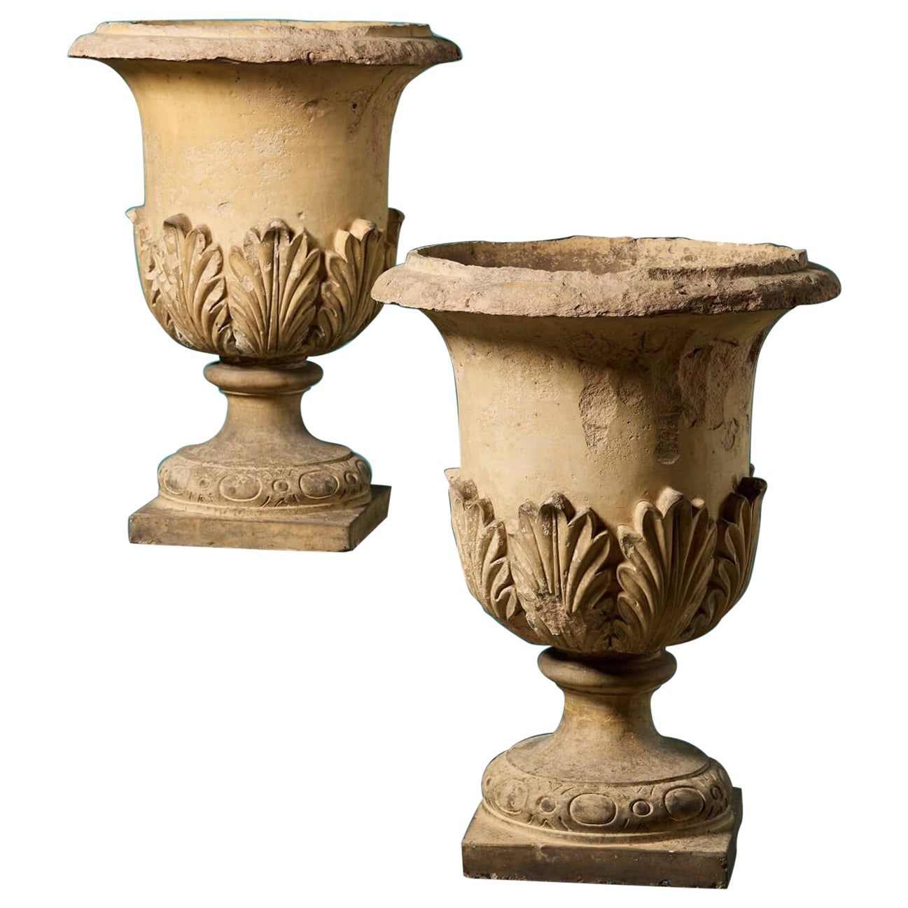 Paire d'urnes de jardin antiques en terre cuite de couleur chamois
