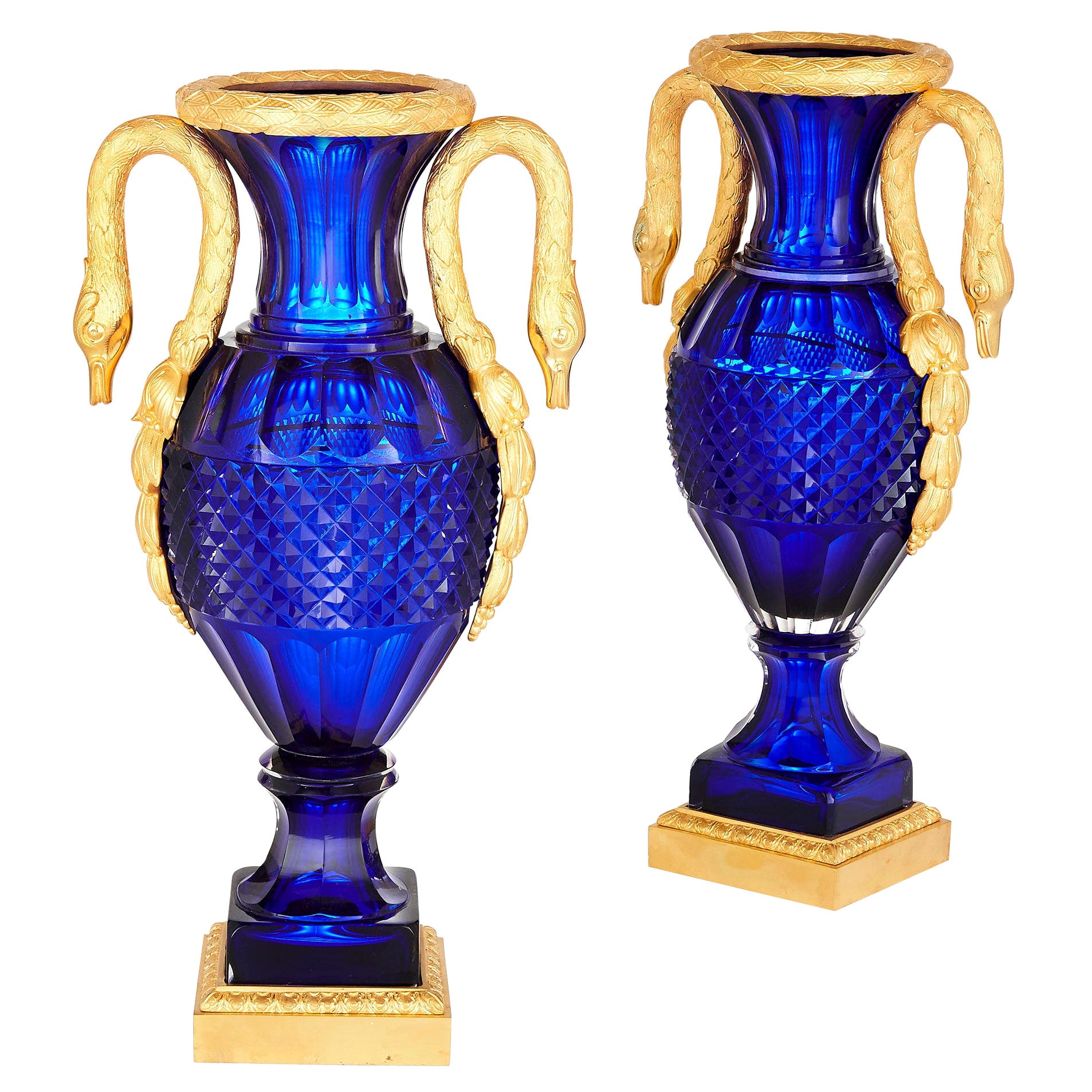 Paar Vasen aus blauem russischem geschliffenem Glas und vergoldeter Bronze