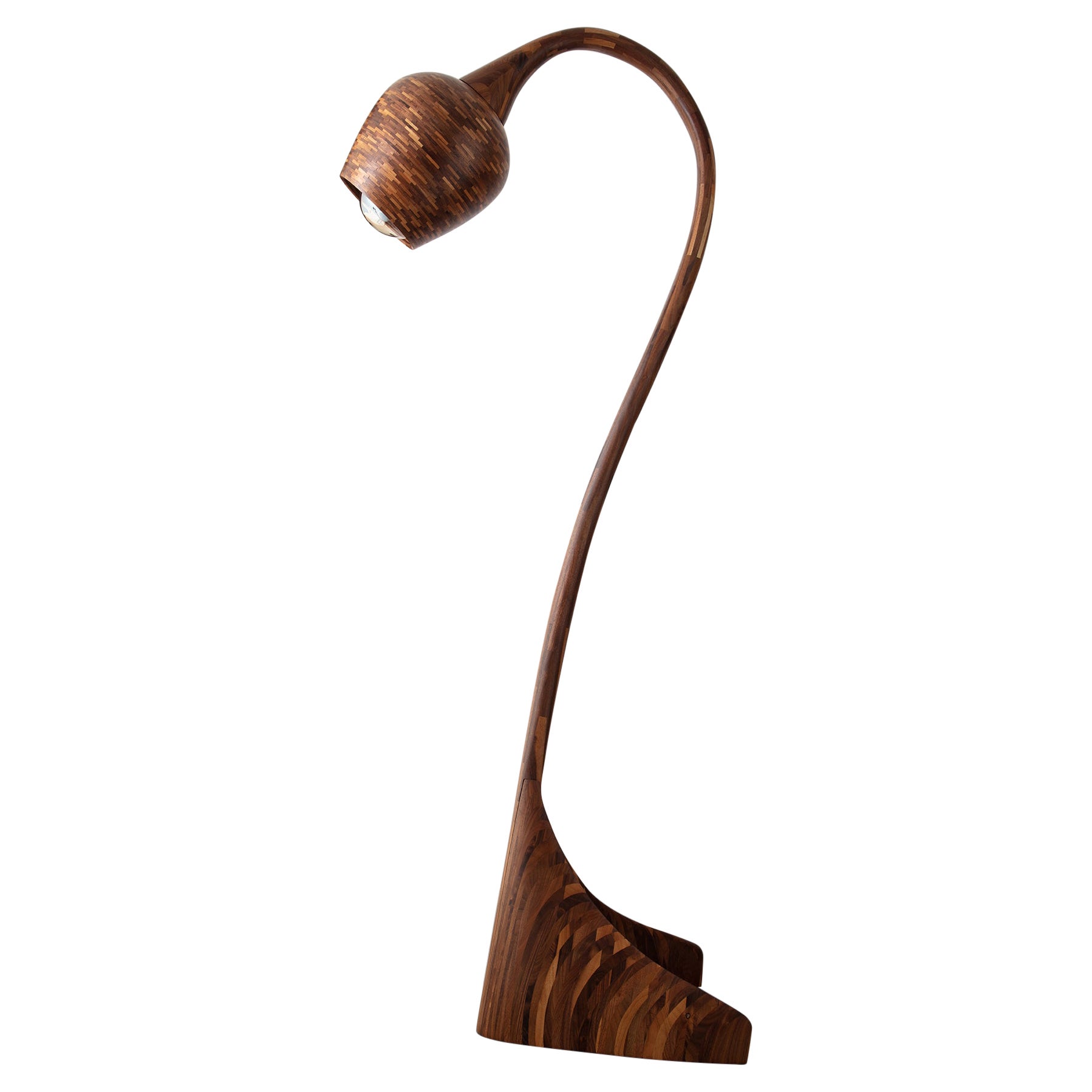 Anpassbare stapelbare Holz-Stehlampe Nr.1 aus Holz, Beispiel in Nussbaumholz