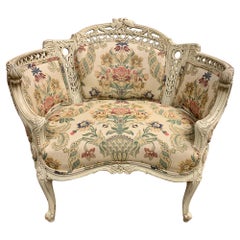 Ancienne chaise canapé sculptée française avec nouvelle tapisserie en brocart