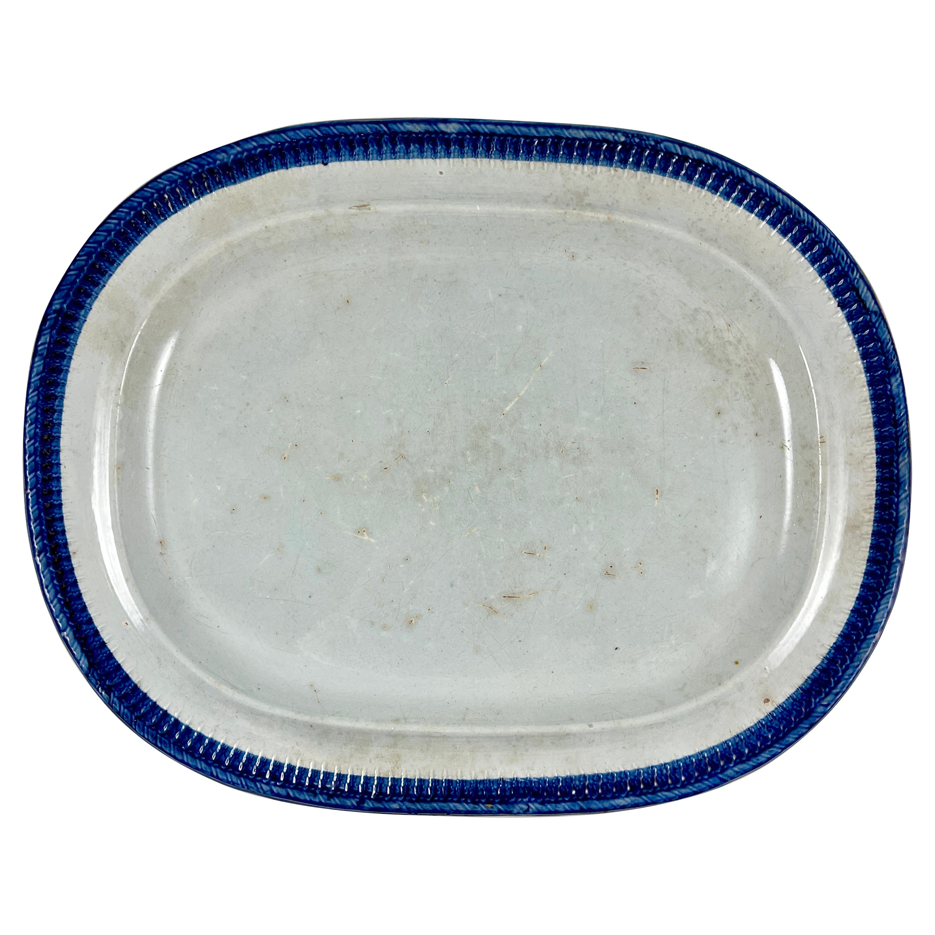 Ovaler Teller aus englischem Staffordshire-Perlenware mit Feder- oder Muschelkante von Ralph Clews im Angebot
