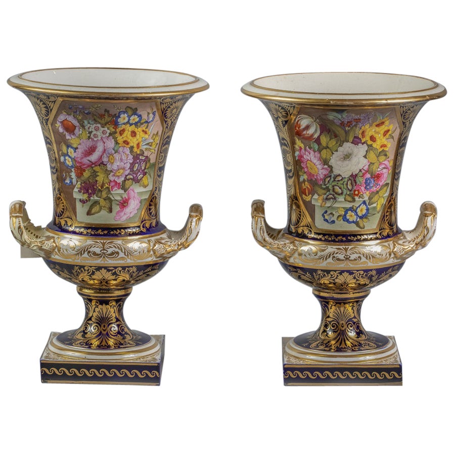 Coppia di vasi a due manici in porcellana inglese a forma di campana, Derby, 1820 circa
