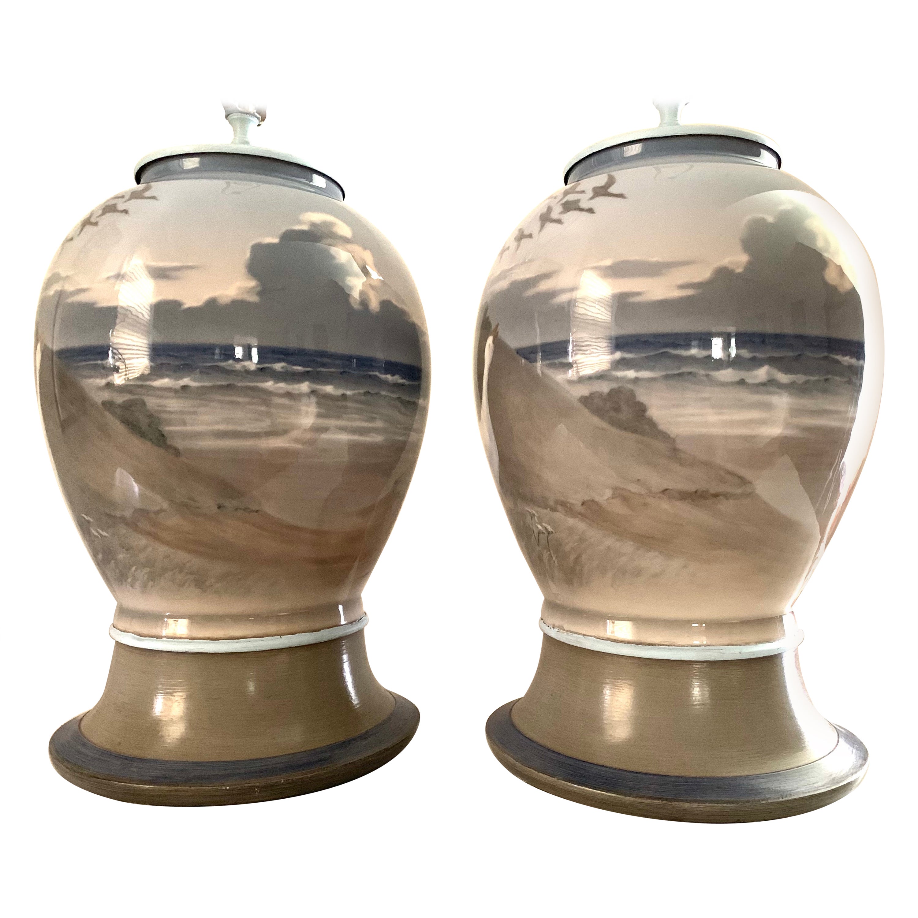 Paire de très grandes lampes de table danoises modernes en porcelaine Mer, plage Scènes côtières en vente