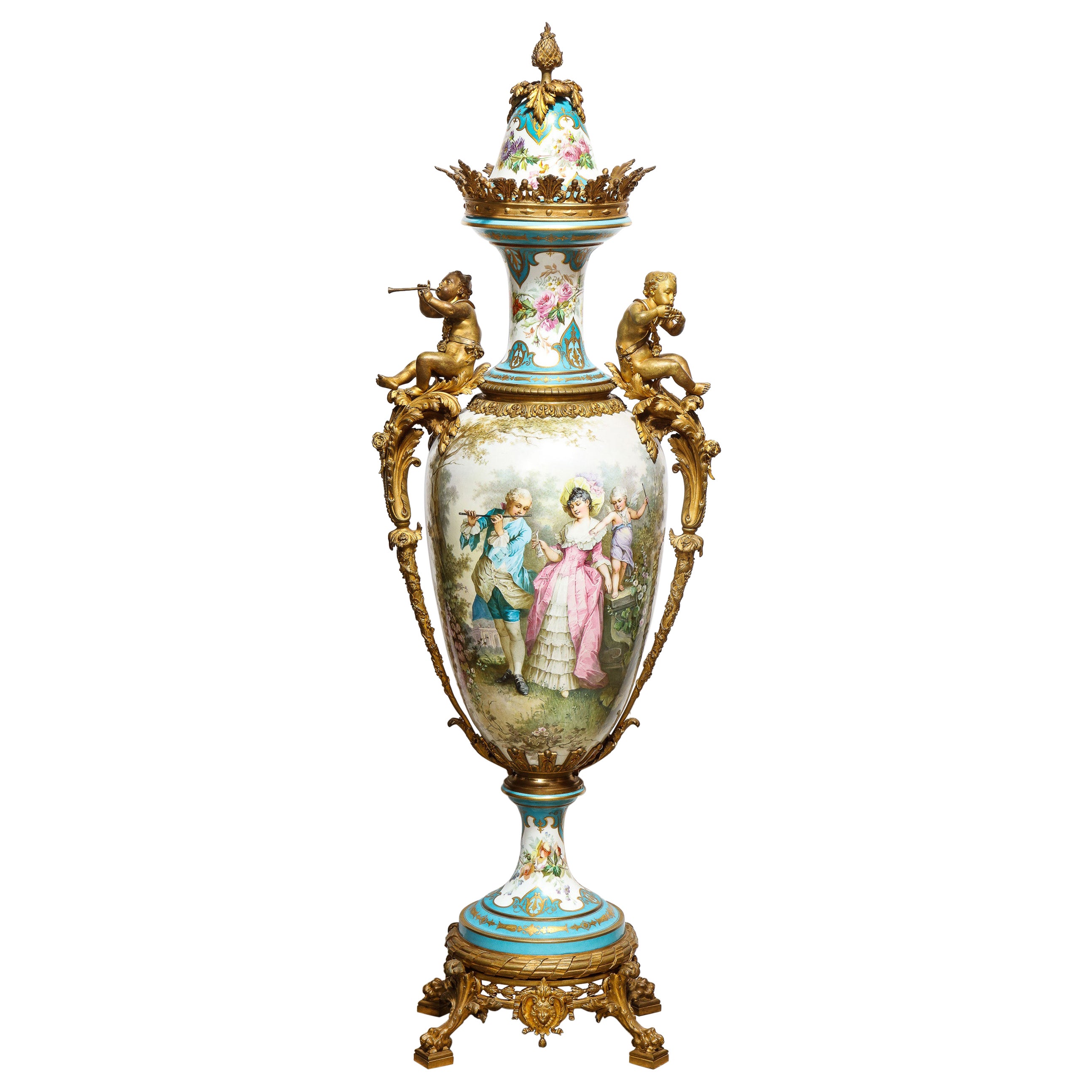 Palastische französische Sèvres-Porzellanvase mit Ormolu-Montierung und handbemaltem Deckel im Angebot