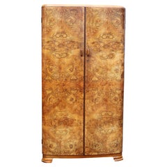 Armoire simple Art Déco en noyer très ouvragé:: c1930