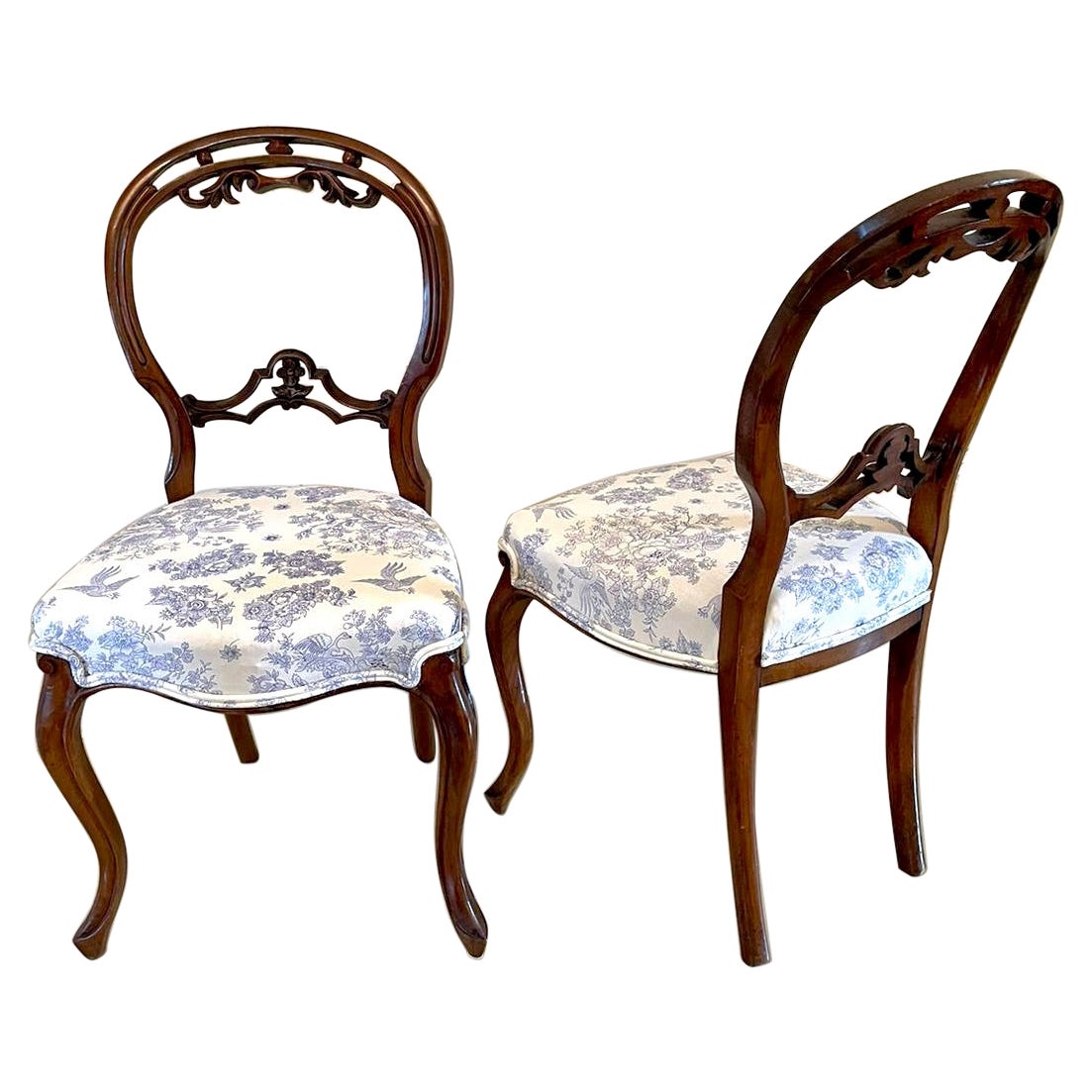 Antikes viktorianisches Paar Beistellstühle aus Nussbaumholz in Qualität