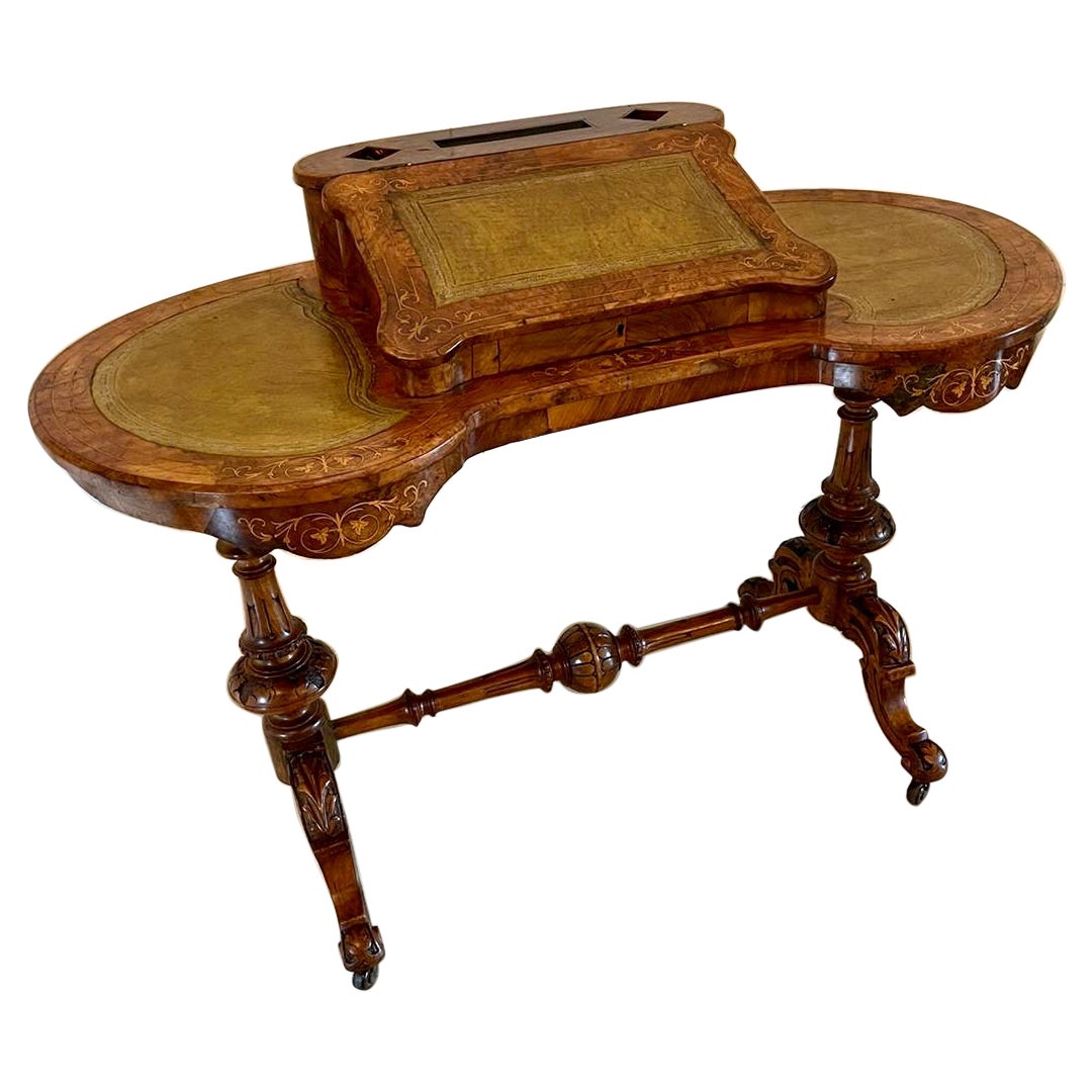 ​​Ancienne table à écrire victorienne autoportante en forme de rein en ronce de noyer incrustée