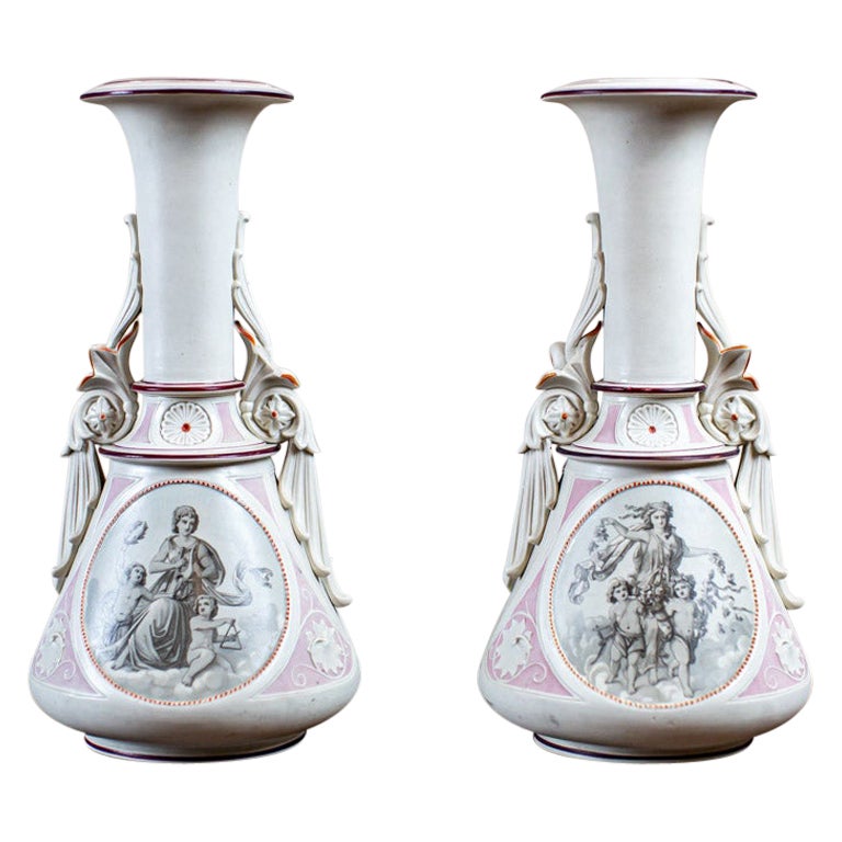 Paire de vases biscuit blancs et roses du XIXe siècle en vente