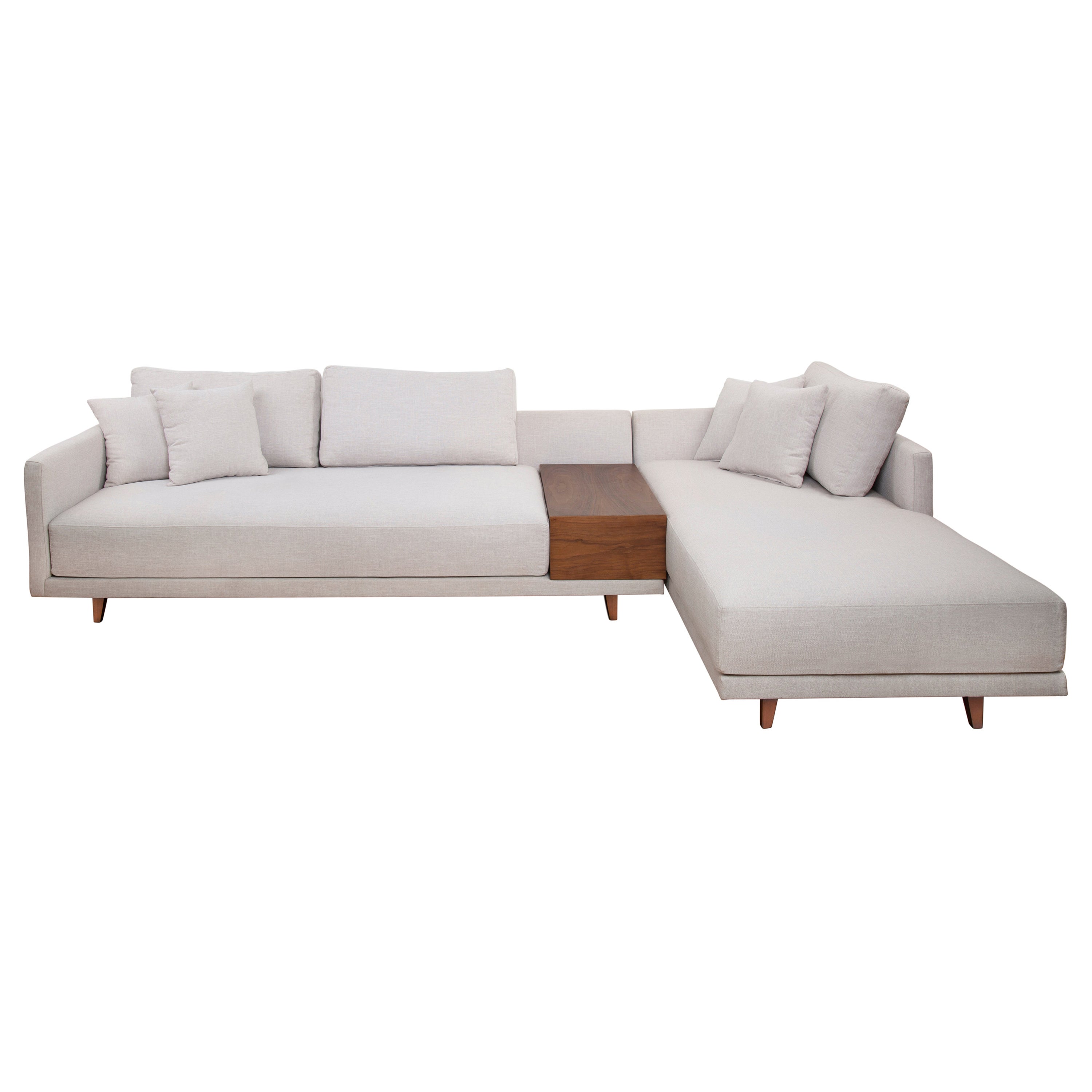 L-förmiges Sofa mit integriertem Beistelltisch aus Nussbaumholz mit Schaumstoff- und Faserfüllung im Angebot