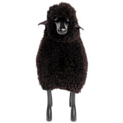 Braunes gelocktes Schafsfell mit schwarzem Holz und Leder Handgefertigt:: Schaf in Lebensgröße