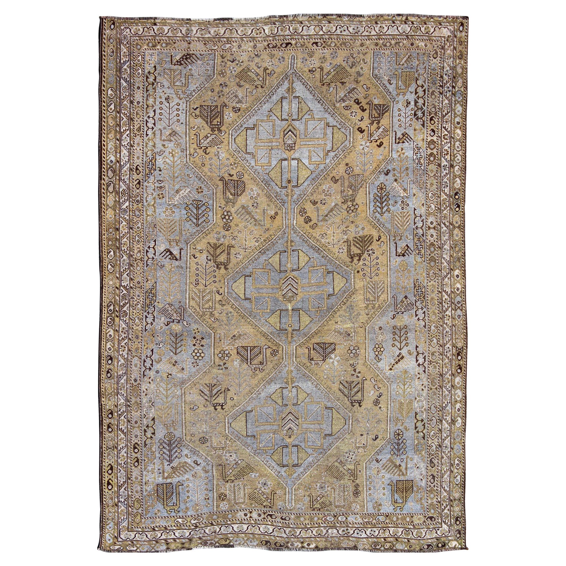 Geometrischer persischer Shiraz-Teppich im Drei-Medallion-Design in Lavendel und Olive, Vintage im Angebot