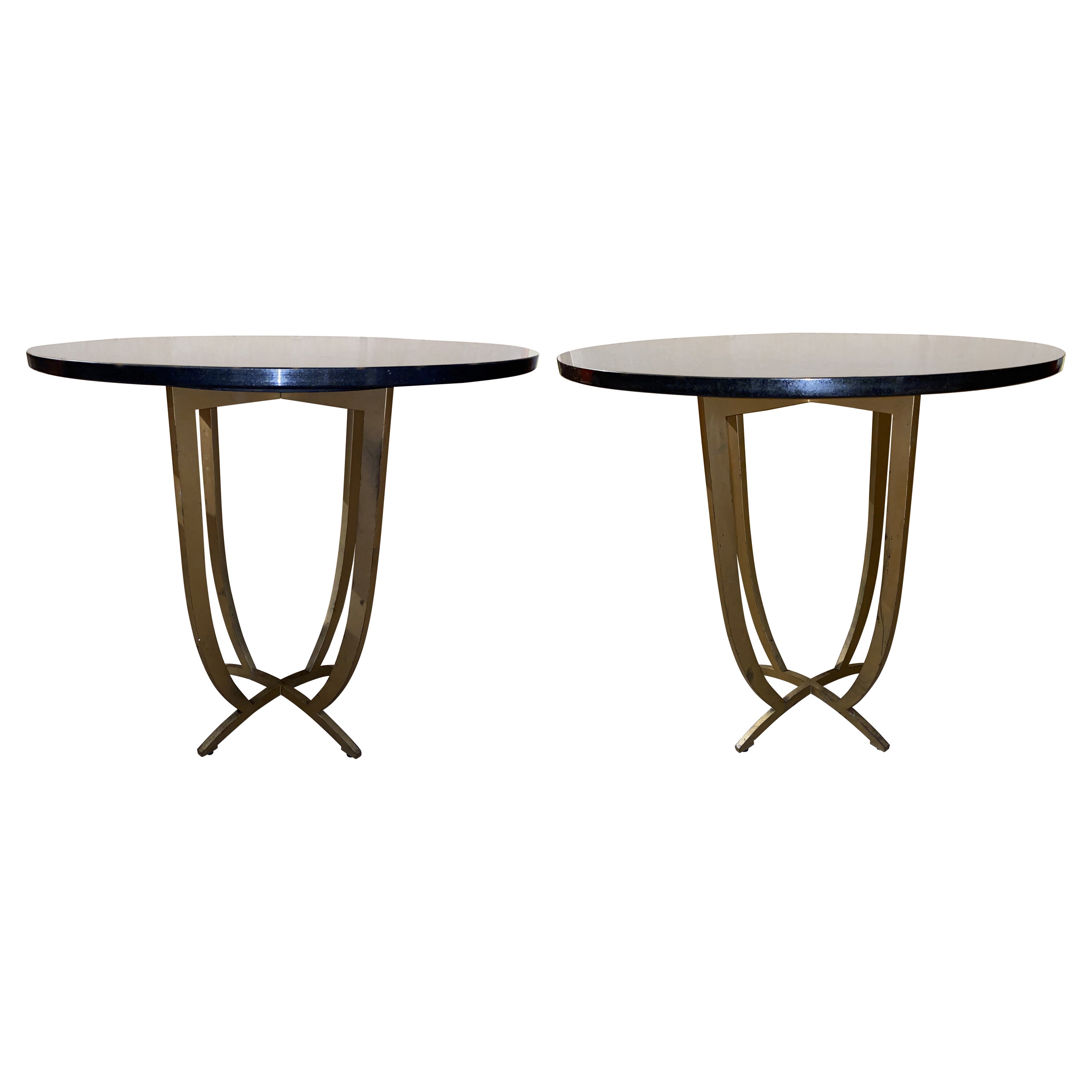 Paire de tables modernistes à plateau en marbre avec bases en fer