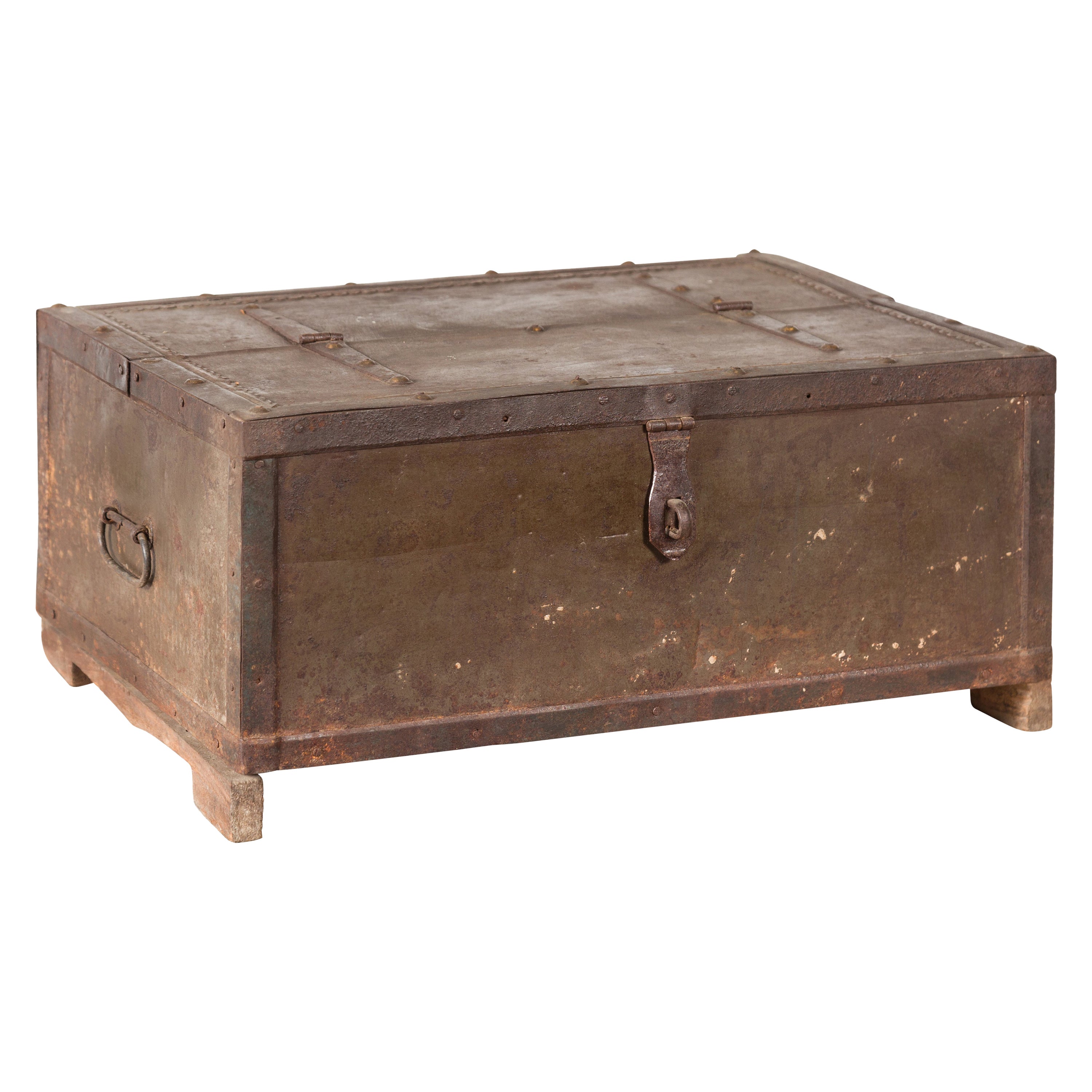 Indische Schachtel aus dem 19. Jahrhundert mit Metalleinband und geflochtenem Holzsockel