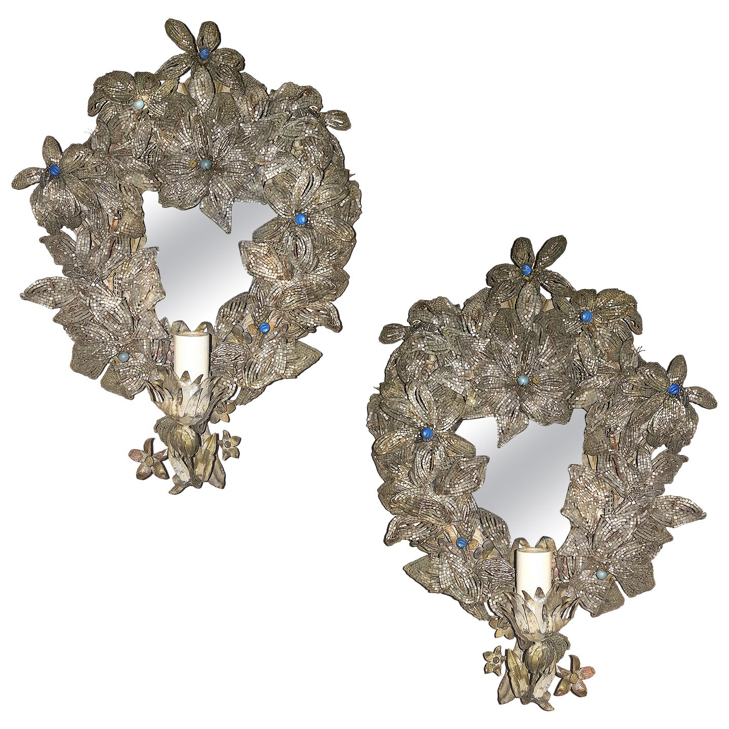 Paar antike italienische Perlen-Wandleuchter im Angebot