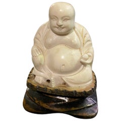 Bouddha debout chinois en écume de mer sculpté à la main sur présentoir en bois