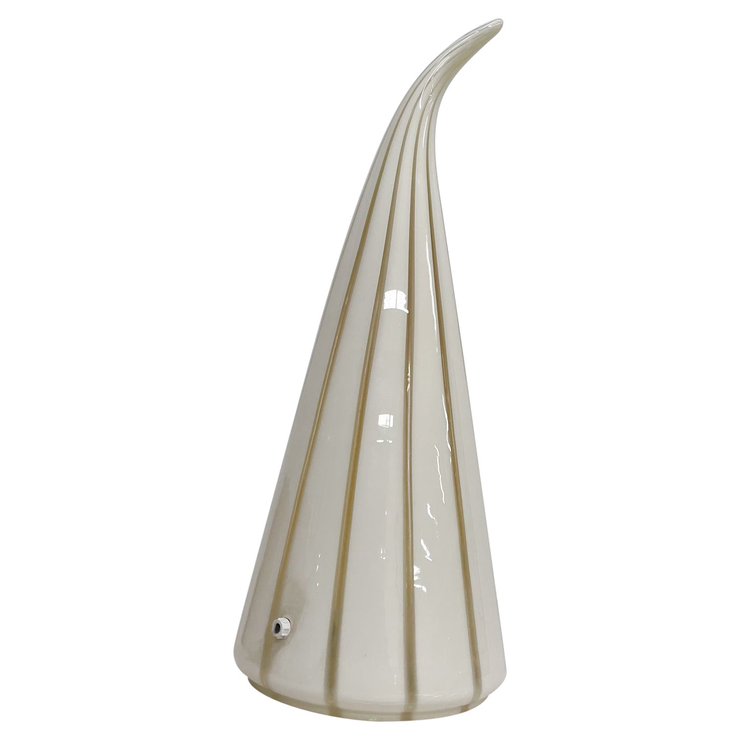 Seguso Vetri d'Arte Milchweiße, wirbelnde Muranoglas-Tischlampe, Italien, 1960er Jahre