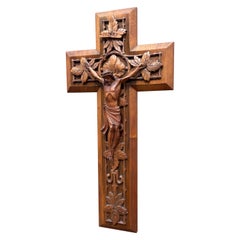 Antikes handgeschnitztes Schwarzwald-Nussbaum-Kreuzfix mit Corpus Christi-Skulptur