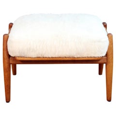 Tabouret à pieds Hans Wegner modèle GE 240 en chêne blanc et peau de mouton