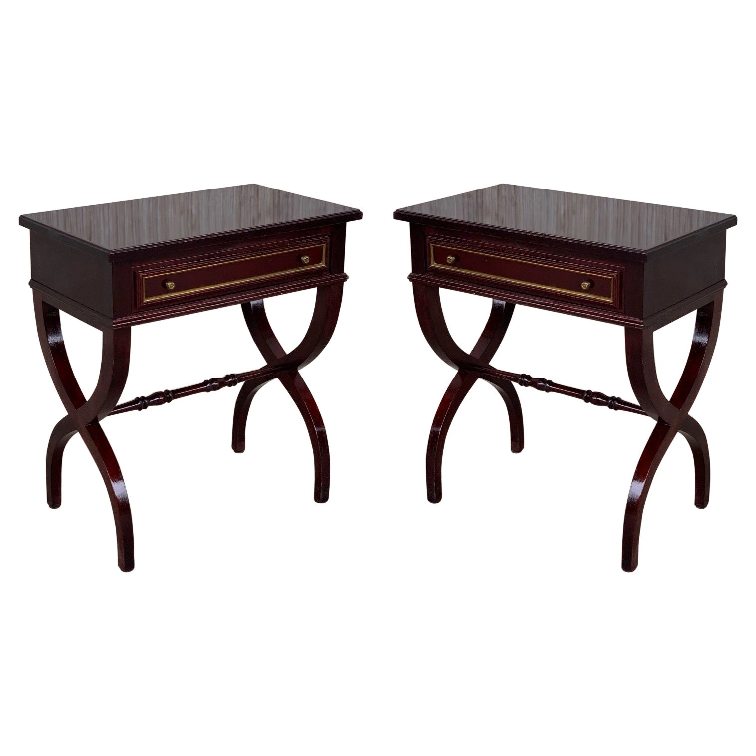 Italian Louis XV Style Mahogany Pair of Nightstand or End Side Tables For Sale