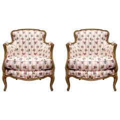 Paire de bergères françaises du XIXe siècle de style Louis XV, patinées.