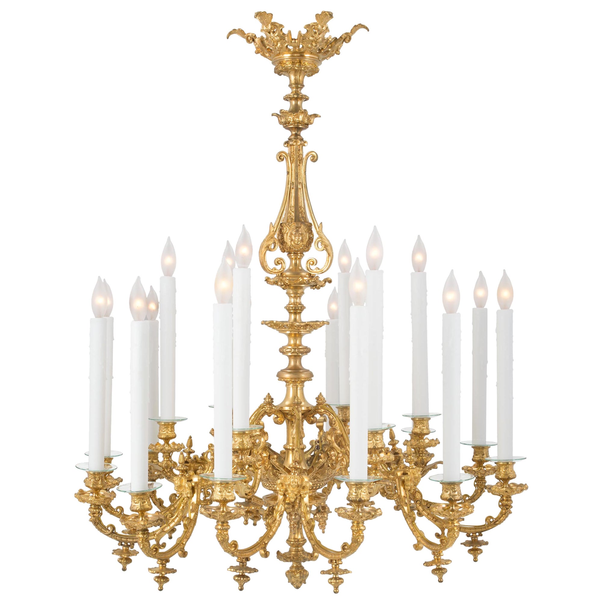 Lustre français du 19ème siècle de style Louis XVI à dix-huit lumières en bronze doré