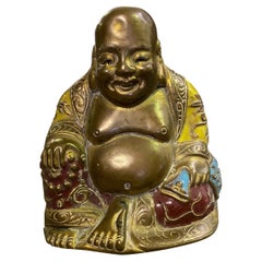 Bouddha chinois riant polychrome peint à la main, assis dans un temple et sanctuaire