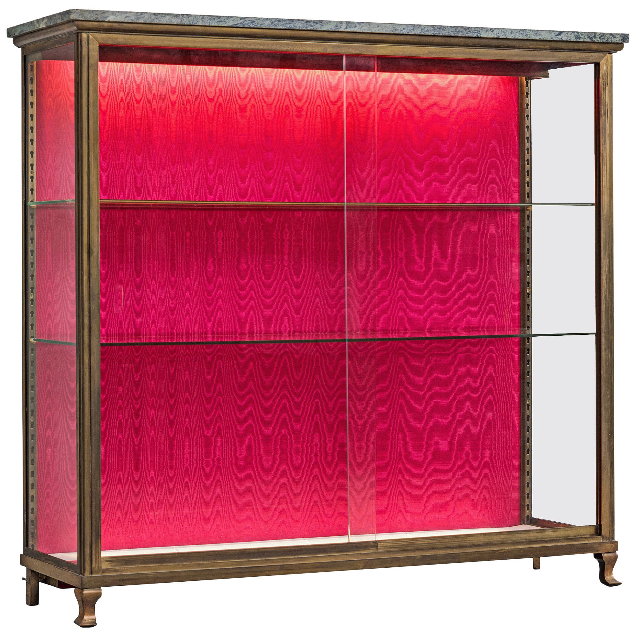 Vitrine française en soie rouge moirée et marbre vert 