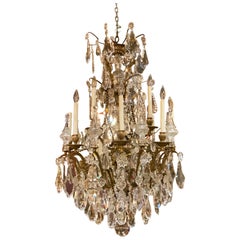 Majestueux et exquis lustre français à 12 éclairages en bronze doré et cristal