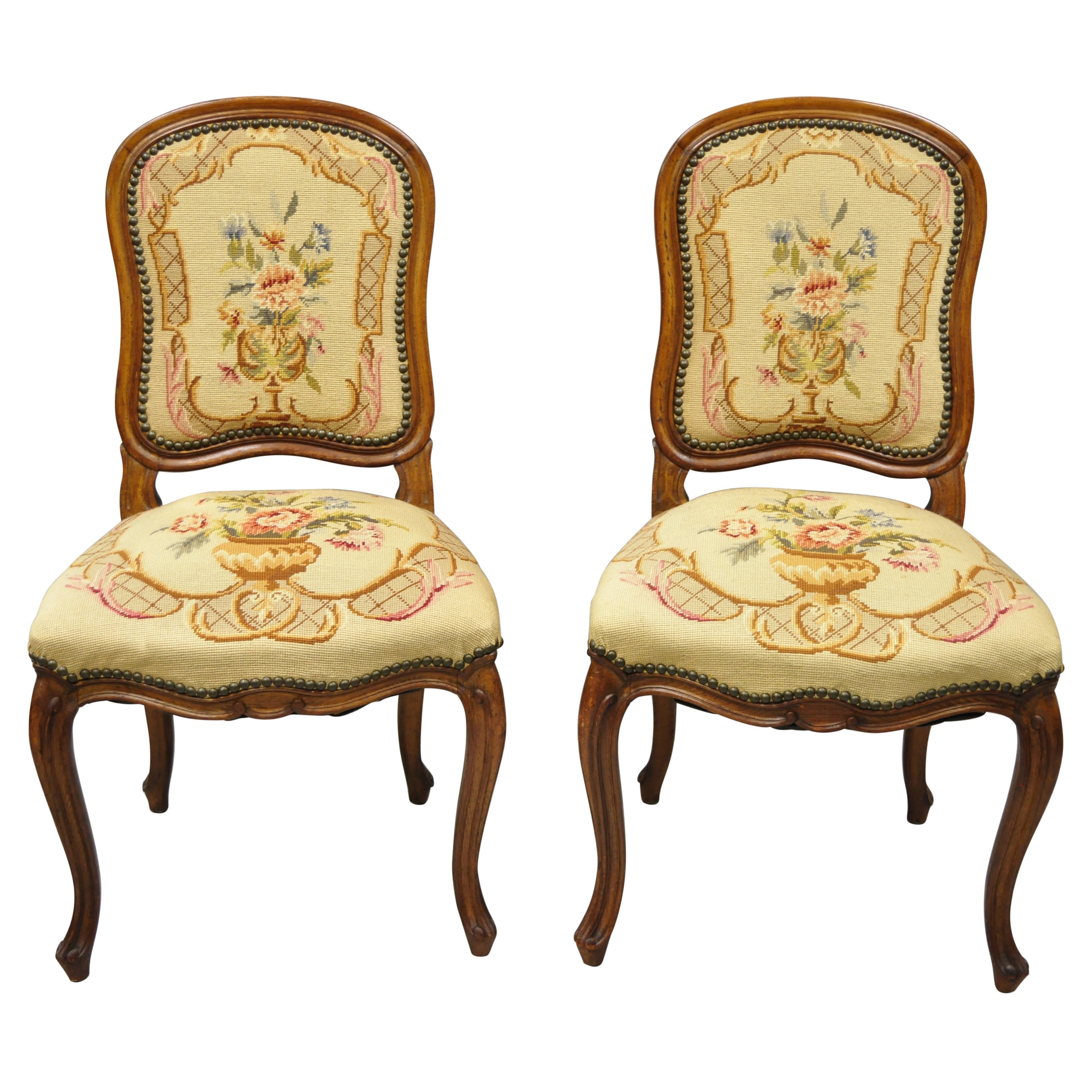 Paire de chaises d'appoint provinciales françaises anciennes Louis XV en noyer à motifs floraux à l'aiguille