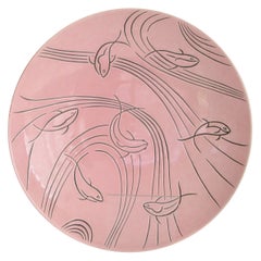 Roselane Pottery of Pasadena Insalatiera rosa con disegno di pesce modernista inciso