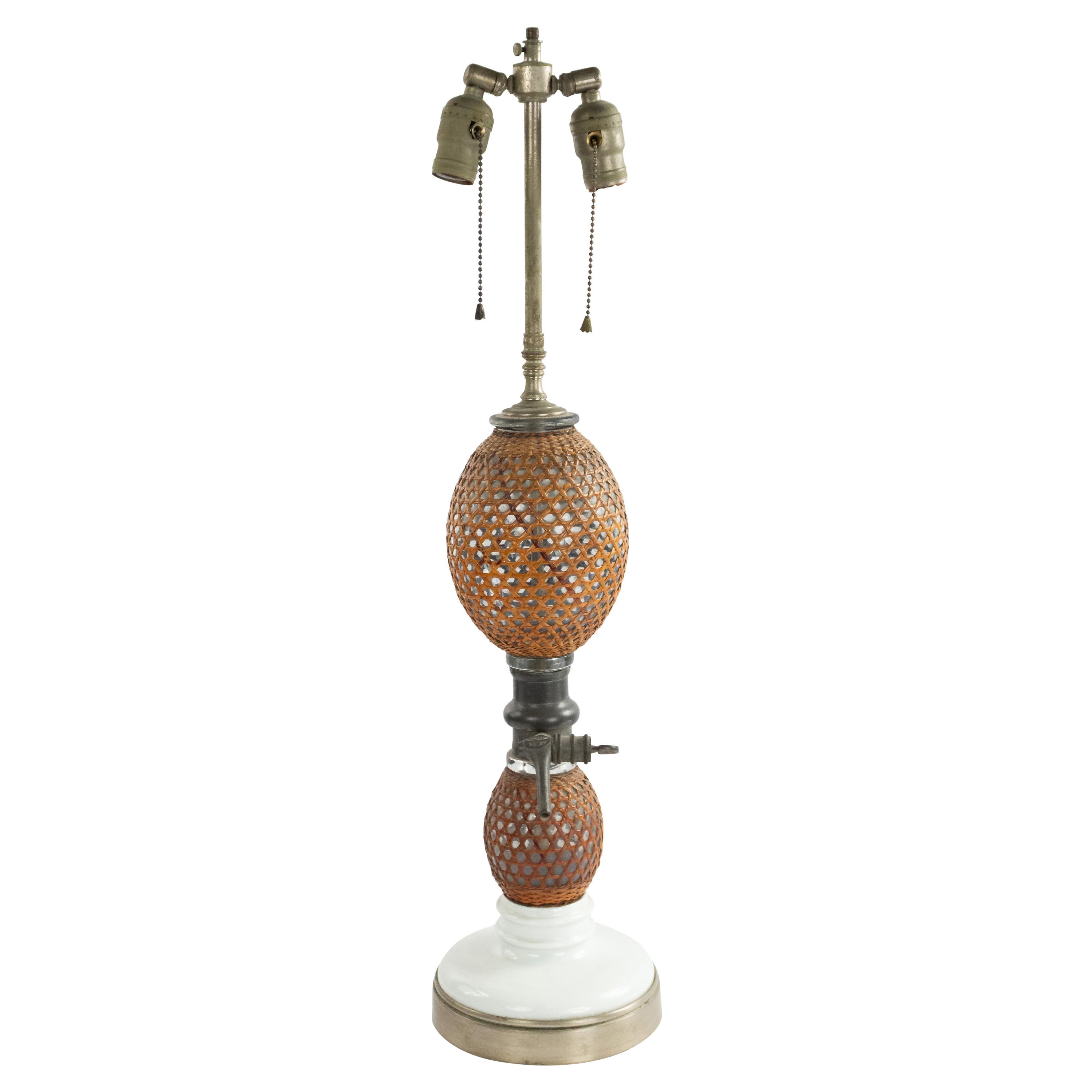 Amerikanische viktorianische Tischlampe aus Korbweide und Glas