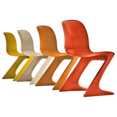 e ensemble de quatre chaises colorées Kangaroo de Ernst Moeckl